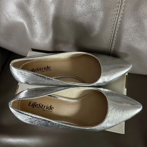 Life Stride Silver Pointed Toe Flats. Size 8.5 - Picture 4 of 7